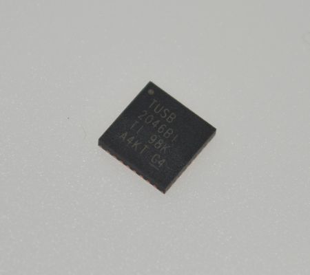 TUSB2046BIRHBR 4-Port USB 2.0 Hub-Controller mit Unterstützung für 12 Mbit/s/1,5 Mbit/s, integrierte Transceiver, 3,3 V Betrieb, geringe EMI, Energiesparmodus und industrieller Temperaturbereich (-40 °C bis 85 °C)