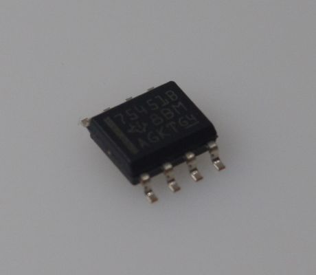 SN75451BDR Dual Peripheral Driver IC mit 300mA Sink/Source Current 4.5V-36V Breitspannungsbereich TTL/CMOS Kompatibeler thermischer Schutz und Geräuschdichtigkeit für die Motor-/Relaissteuerung