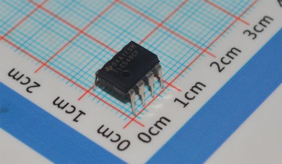 TLC549CP 8-Bit ADC 40 kSps 4 MHz Takt Einzelversorgung 3-6V DIP-8 ±0.5 LSB INL Geringe Leistung <15mW -40°C bis +85°C