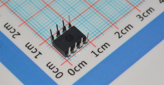 TLC549CP 8-Bit ADC 40 kSps 4 MHz Takt Einzelversorgung 3-6V DIP-8 ±0.5 LSB INL Geringe Leistung <15mW -40°C bis +85°C