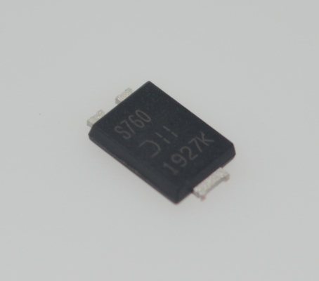 PDS760-13 760W Hohe Leistungsdichte 12V/63A Ausgang 93% Spitzenwirkungsgrad Aktives PFC Kompakte 1HE Größe Voller Schutz (OVP/OCP/SCP) -40°C bis +70°C Betrieb Ideal für Industrie- und Telekommunikationssysteme