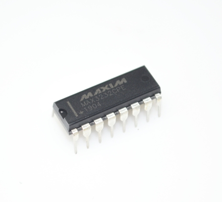 MAX3232CPE RS-232 Transceiver ±15kV ESD-Schutz 3,0-5,5V Breitspannung 1μA Niedrige Leistung 250kbps Datenrate 2 Treiber/2 Empfänger DIP-16 Paket für industrielle Kommunikation