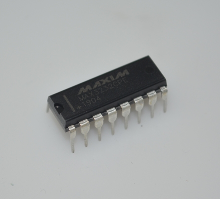 MAX3232CPE RS-232 Transceiver ±15kV ESD-Schutz 3,0-5,5V Breitspannung 1μA Niedrige Leistung 250kbps Datenrate 2 Treiber/2 Empfänger DIP-16 Paket für industrielle Kommunikation