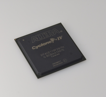 EP4CE115F29I7N Cyclone IV FPGA 114K LEs 3.9Mbit RAM 266MHz Geschwindigkeit 1.2V Kernspannung 622 I/O-Pins PCIe-Unterstützung Industrielle Temperatur (-40°C bis 100°C) RoHS-konform 780-Pin FBGA-Paket