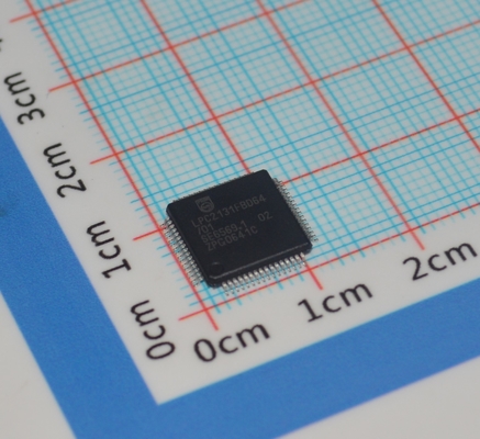 LPC2131FBD64/01,15 ARM7 MCU 32-Bit RISC Core 64KB Flash 16KB RAM 60MHz Geschwindigkeit USB 2.0 2x UART 64-LQFP -40°C bis +85°C Industrielle Qualität