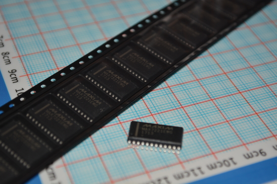 MAX7221EWG+T 8-stelliger LED-Anzeigetreiber mit SPI-Schnittstelle, 10 MHz serielle Datenrate, 2,7 V - 5,5 V Betrieb, individuelle LED-Steuerung und 24-Pin Wide SOIC-Gehäuse