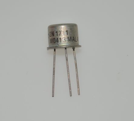 2N1711 NPN Transistor 50V/600mA 100MHz Frequenz Niedrige Sättigung Spannung Hohe Beta TO-39 Metallverpackung Industrie-Temperaturbereich Zuverlässiges Schalten Allzweckverstärkung