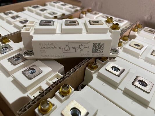 SKM400GB12T4 1200V 400A Dual IGBT-Modul TRENCHSTOP™ IGBT4 Niedrige VCE(sat) 1.75V 10μs SC-Fähigkeit CAL-Diode Niedrige Schaltverluste SEMITRANS3 UL-zertifiziert für Hochleistungsantriebe