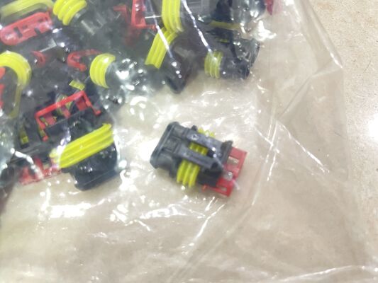 282087-1 4 Position 2,5 mm Abstand Draht-zu-Board-Empfänger Krempf Gehäuse Reibung Sperrplatte Montage polarisiert UL 94V-0 4.5A Einstufung für Stromverteilung und Industrie