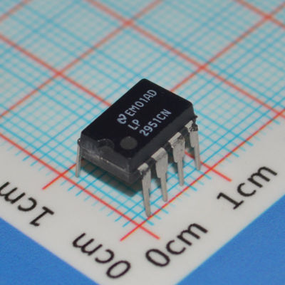 LP2951CN 5V/ADJ 150mA LDO-Regler 3V-30V Eingang ±0,5% Genauigkeit TO-220/DIP-8 -40°C bis +125°C Geringer Ruhestrom